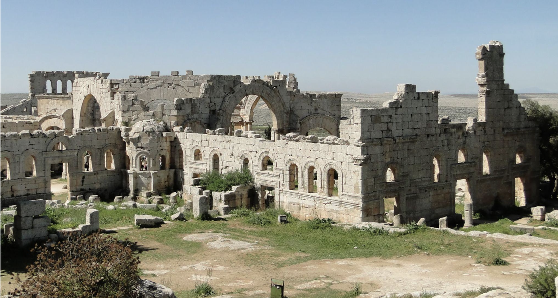 Qalʿat Semʿan, Gesamtansicht der Kirchenanlage.
Die monumentale Anlage entstand rund um die Säule des Simeon Stylites und wurde zu einem bedeutenden Pilgerzentrum.