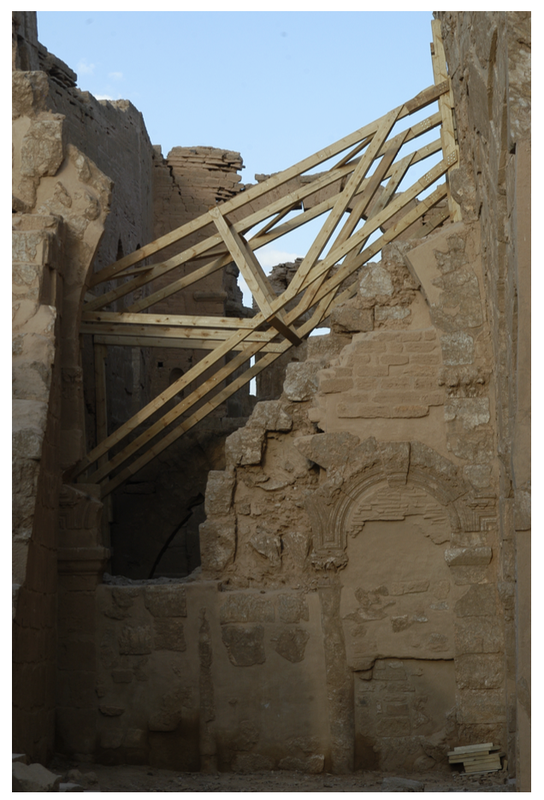 Temporäre Absicherung mit Holzbalken der Basilika A