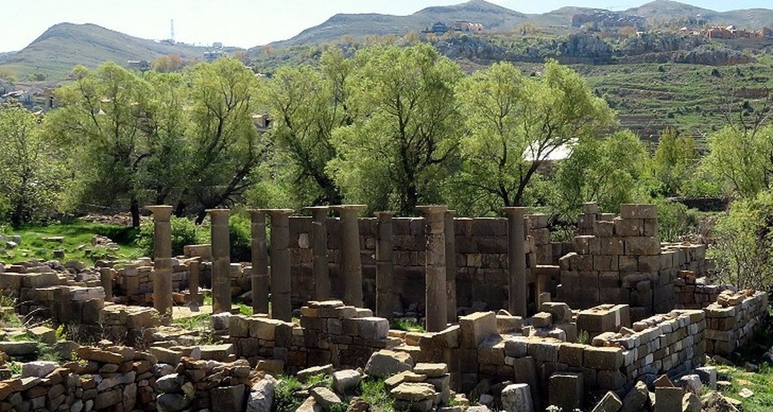 Qalaat Fakra, Tempel der Atargatis und spätere Basilika.
Die Ruinen liegen eingebettet in die Gebirgslandschaft des Libanon und zeigen religiösen Wandel unmittelbar im Baubestand.