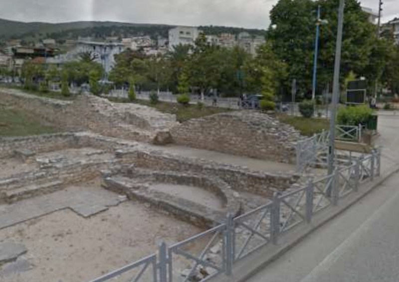 Die Apsis der Basilika in Saranda umgeben von der heutigen Stadt