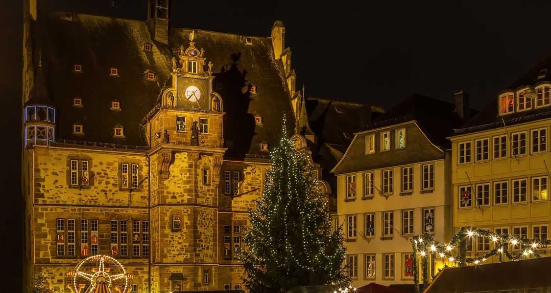Marburger Markt mit Rathaus und Weihnachtsmarkt!