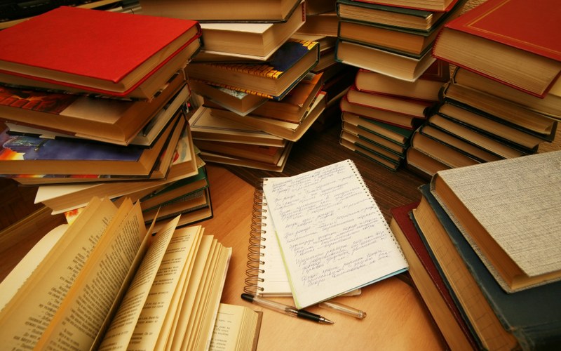 Bücherstapel und handschriftliche Notizen