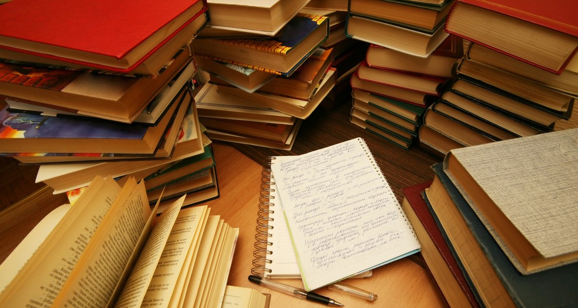 Bücherstapel und handschriftliche Notizen