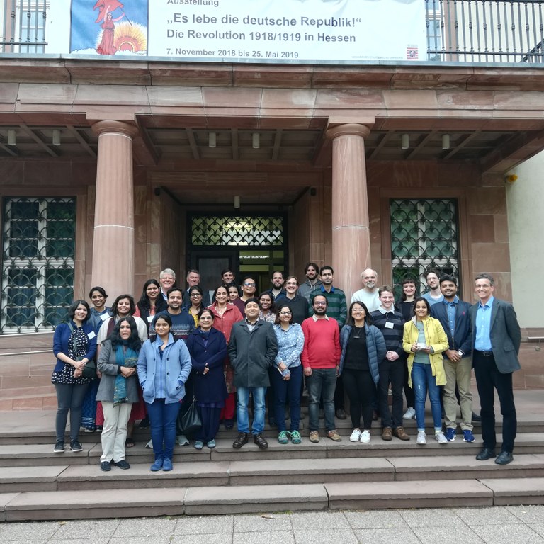 Gruppenfoto der Workshopteilnehmenden vor dem Marburger Staatsarchiv