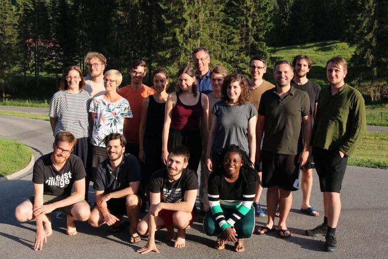 Gruppenfoto des Oberseminars vor alpiner Kulisse