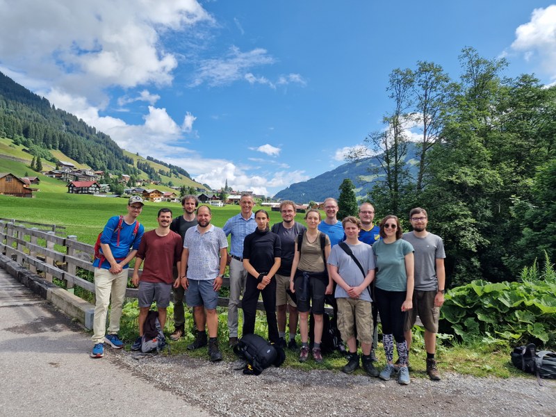 Foto der Teilnehmenden des Oberseminars vor alpiner Kulisse