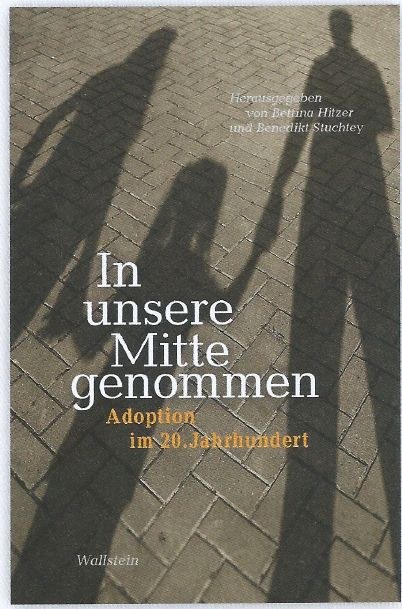 Buchcover des Sammelbandes "In unsere Mitte genommen", auf dem die Schatten zweier erwachsener Personen zu sehen sind, die ein Kind an den Händen halten.