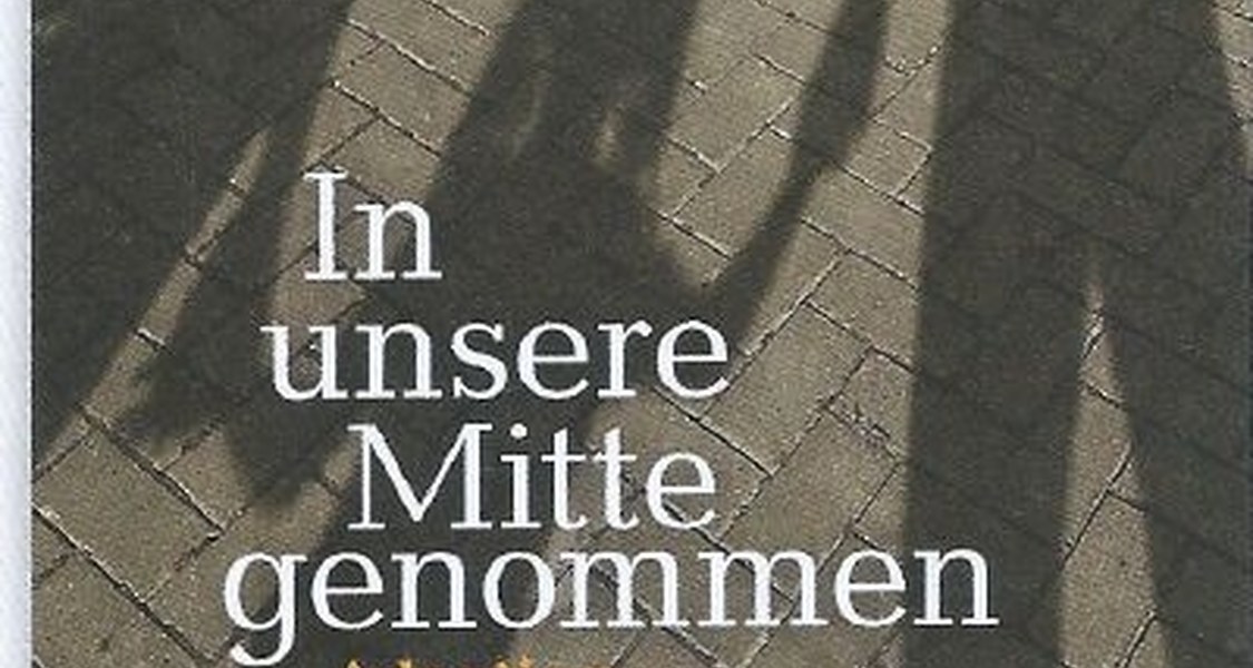 Buchcover des Sammelbandes "In unsere Mitte genommen", auf dem die Schatten zweier erwachsener Personen zu sehen sind, die ein Kind an den Händen halten.