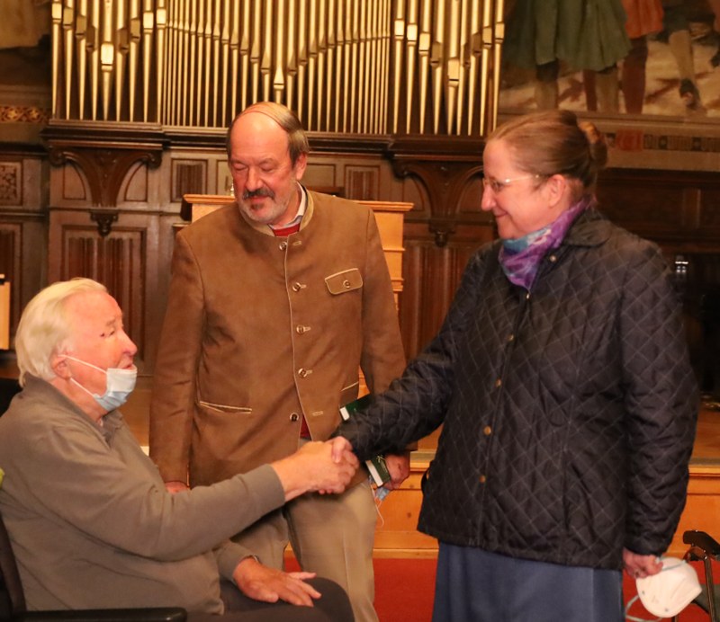 Der verstorbene Emeritus des Vorgeschichtlichen Seminars Prof. Dr. Otto-Herman Frey (l), Prof. Dr. Andreas Müller-Karpe (m) und Prof. Dr. Rita Amedick (r) beim Gero von Merhart Vortrag am 04.11.2022 in der Alten Aula der Philipps-Universität Marburg.