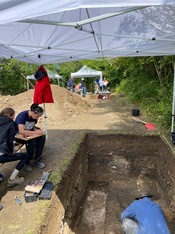 Grabungsschnitt und Studierende