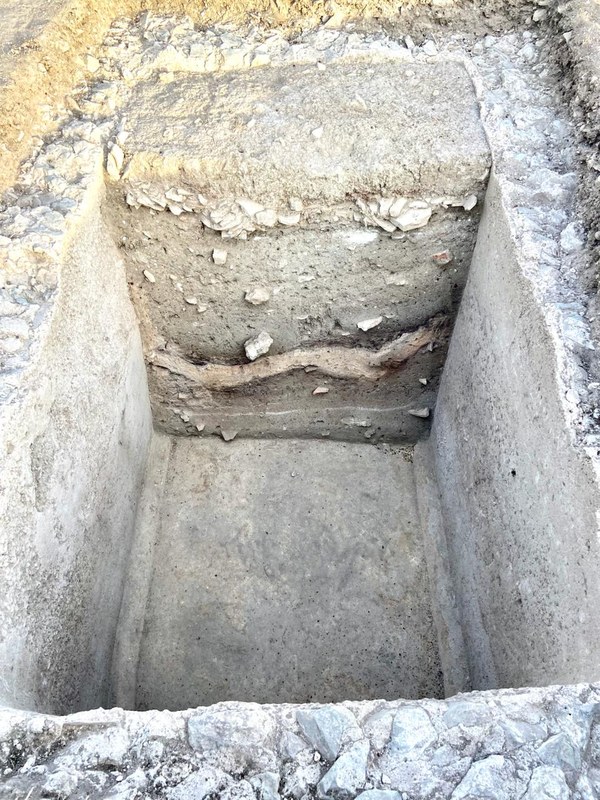 Ein halb ausgegrabenes Fischsaucenbecken