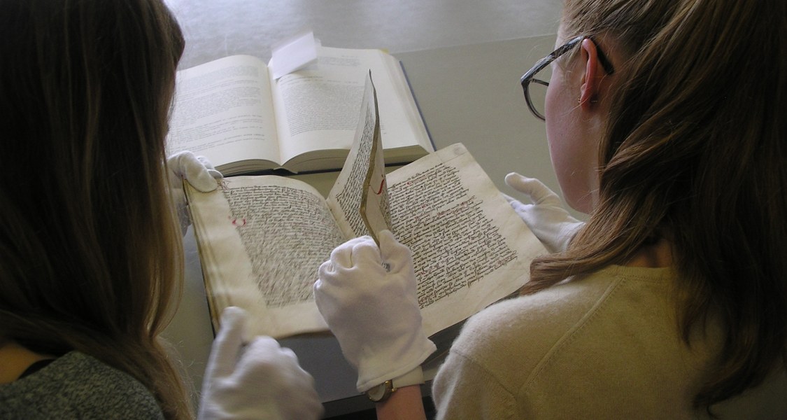 Studierende beim Handschriftenstudium in der Universitätsbibliothek Marburg