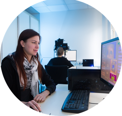 Person sitzt vor einem Computer