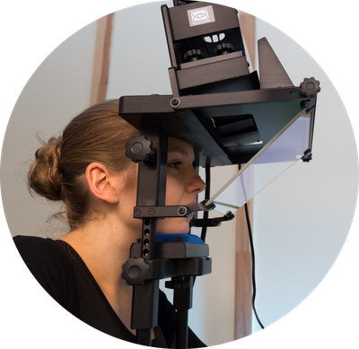 Person sitzt an einem Eye-Tracker.