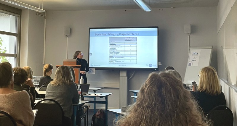 Anne Heinzmann bei ihrem Vortrag zur Differenzialdiagnostik bei Verbaler Entwicklungsdyspraxie (VED)