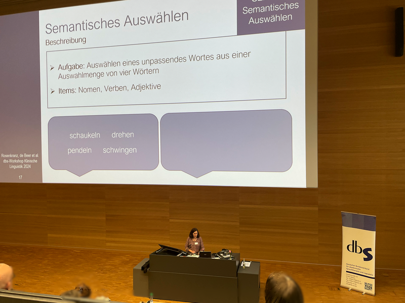 Auf dem Foto ist Dr. Anna Rosenkranz bei Ihrem Vortrag auf dem 35. dbs-Workshop Klinische Linguistik in Erfurt zu sehen.