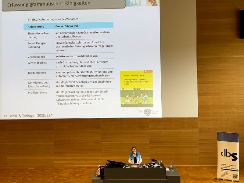 Auf dem Foto ist Prof. Dr. Christina Kauschke bei Ihrem Vortrag auf dem 35. dbs-Workshop Klinische Linguistik in Erfurt zu sehen.
