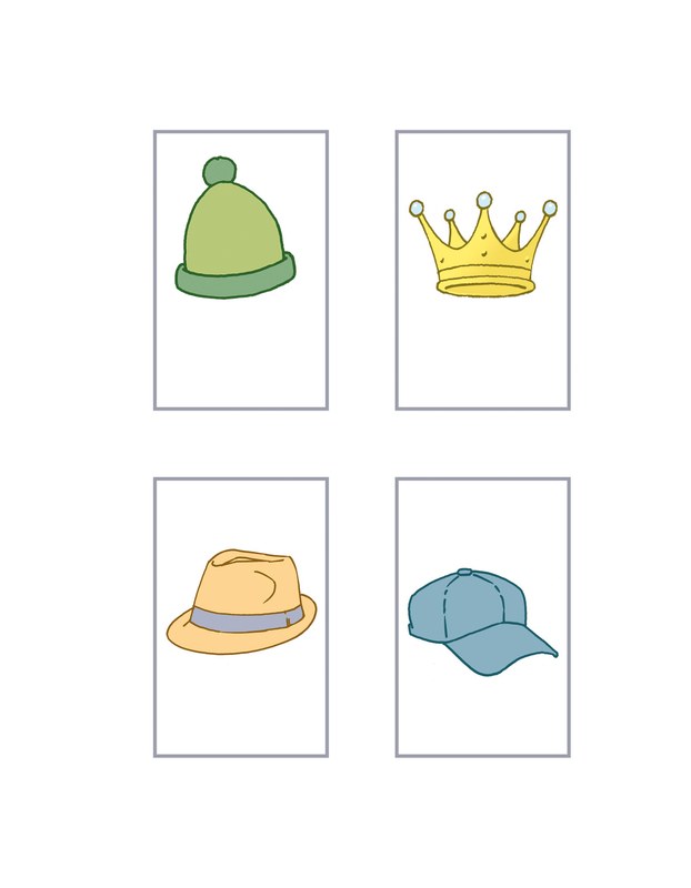 Es sind Bilder zu sehen: Je zwei pro Reihe. Auf dem ersten Bild ist eine grüne Mütze zu sehen, auf dem zweiten Bild eine gelbe Krone, auf dem dritten Bild ein beiger Hut mit Hutband und auf dem letzten Bilde eine grau-blaue Kappe.