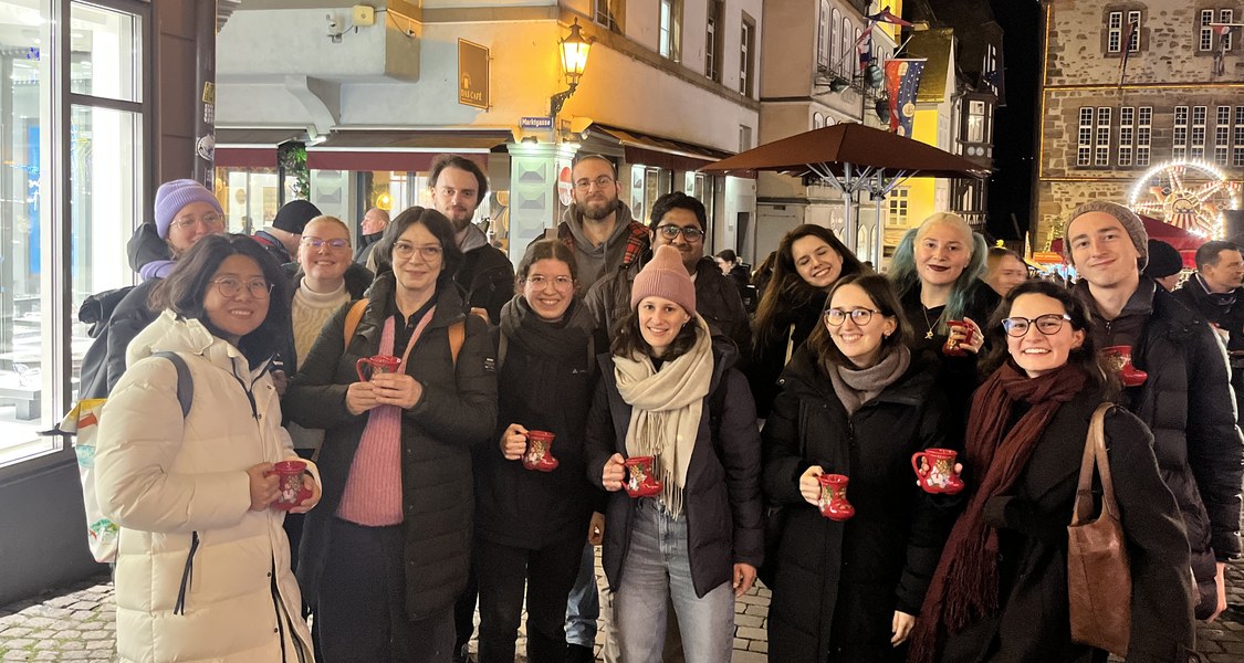 Mitglieder des Laborverbunds auf dem Marburger Weihnachtsmarkt