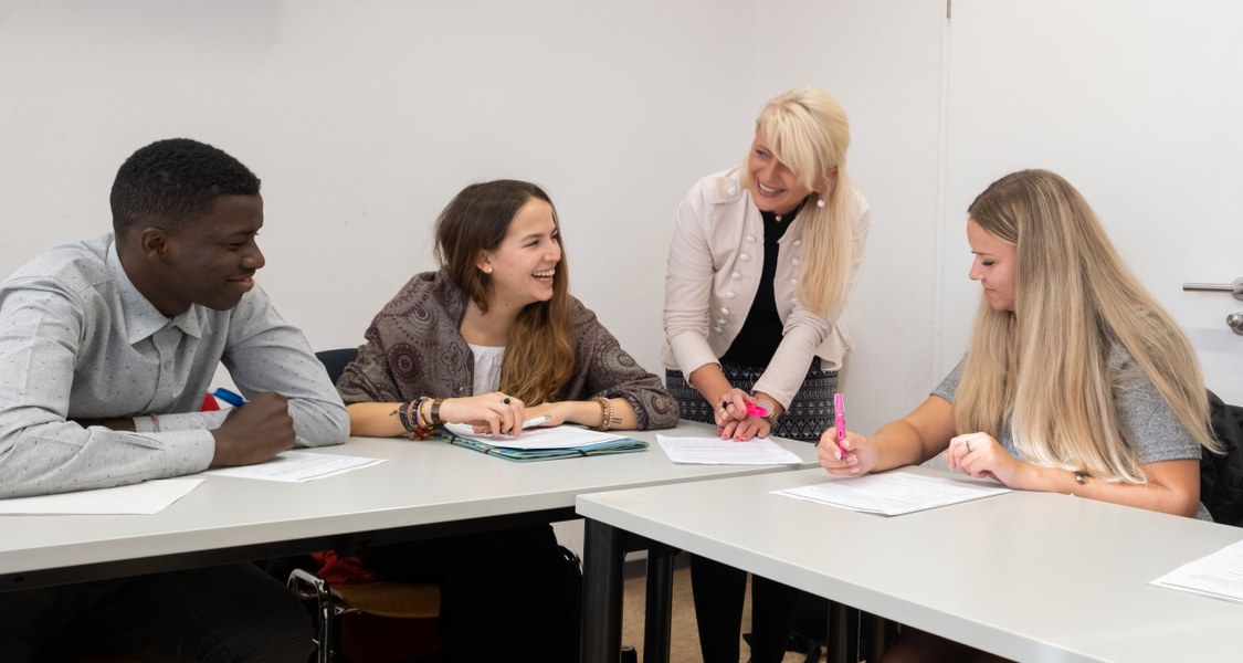 Studierende lernen gemeinsam im Seminar.