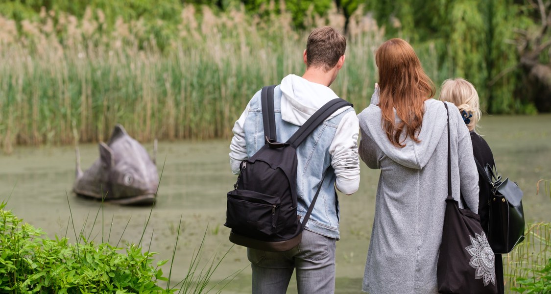 Studierende im botanischen Garten