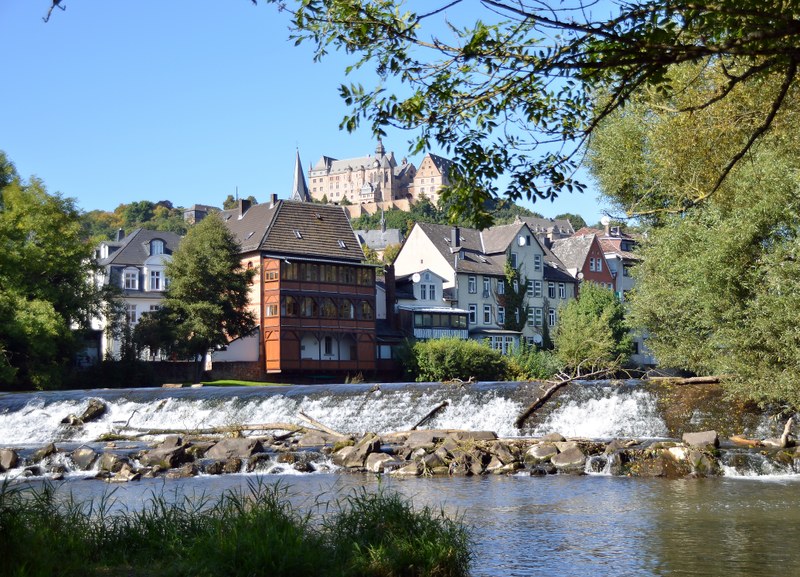 Blick über das Weidenhäuser Wehr Richtung Schloss