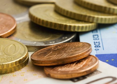 Einige Euro-Münzen über einem Geldschein