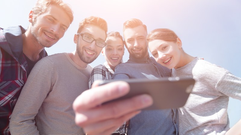 Fünf Studierende nehmen ein Selfie.