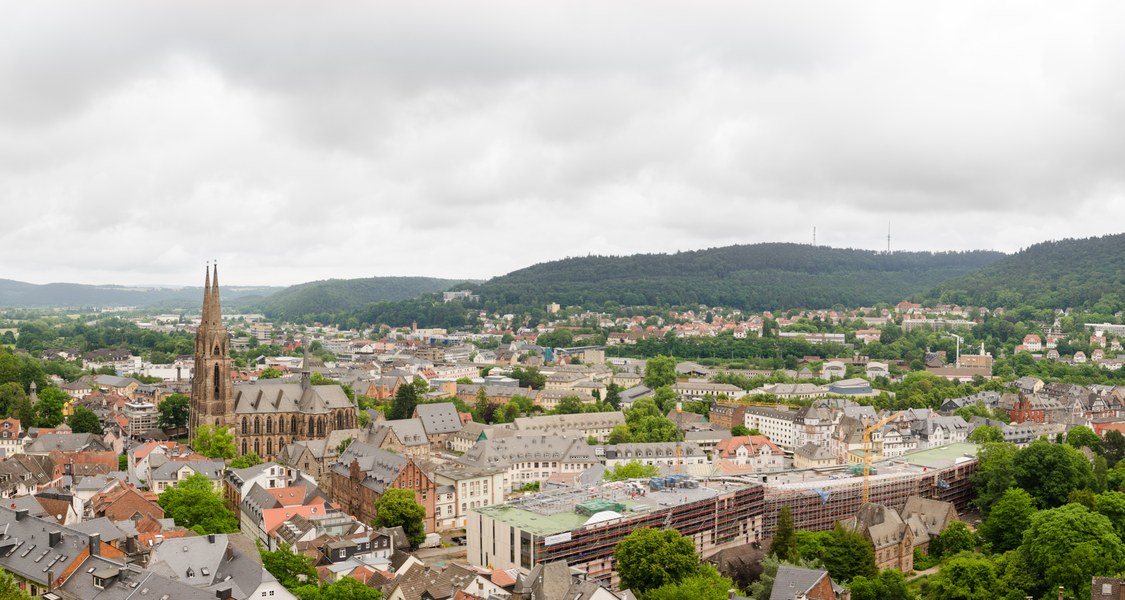 Blick über Marburg auf die Elisabethkirche und die Zentralbibliothek