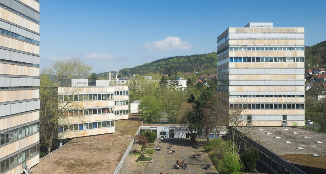 Türme der Geisteswissenschaften - Der Blick geht vom B-Turm über den Innenhof und zeigt die Türme C, E, F und D im Frühling