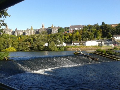 Blick über den Fluss auf die Stadt Cork