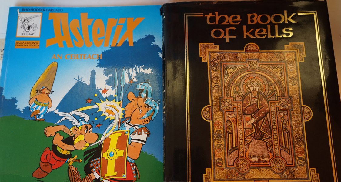 Abbildung des Comic "Asterix an Ceilteach" neben dem "Book of Kells"