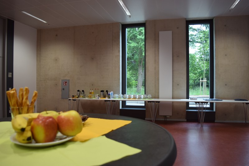 Foyer des Tagungsraumes mit Blick auf Bistrotisch und vorbereiteten Kaffee