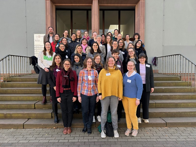 Gruppenfoto aller Teilnehmer und Teilnehmerinnen der Tagung Dux femina facti