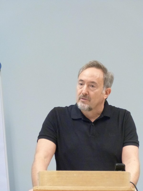 Referent hält Vortrag am Pult