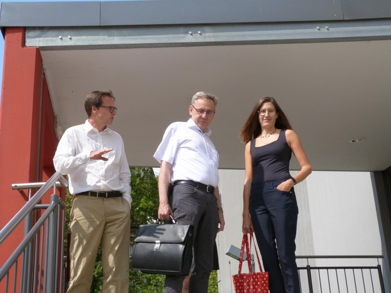 Referenten vor dem Eingang des Tagungsgebäudes
