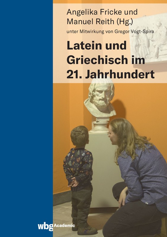 Das Cover des Buches "Latein und Griechisch im 21. Jahrhundert" von Angelika Fricke und Manuel Reith (Hg.) unter Mitwirkung von Gregor Vogt-Spira zeigt eine Frau und einen kleinen Jungen, die sich zusammen eine Büste anschauen.