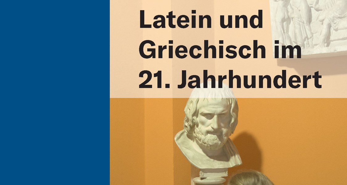 Das Cover des Buches "Latein und Griechisch im 21. Jahrhundert" von Angelika Fricke und Manuel Reith (Hg.) unter Mitwirkung von Gregor Vogt-Spira zeigt eine Frau und einen kleinen Jungen, die sich zusammen eine Büste anschauen.