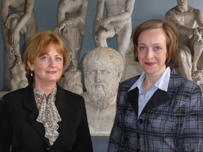 Platon im Zentrum (von links): Die Altphilologin Professorin Dr. Sabine Föllinger und die Wirtschaftswissenschaftlerin Professorin Dr. Evelyn Korn erforschen antike Theorien über Ökonomie.