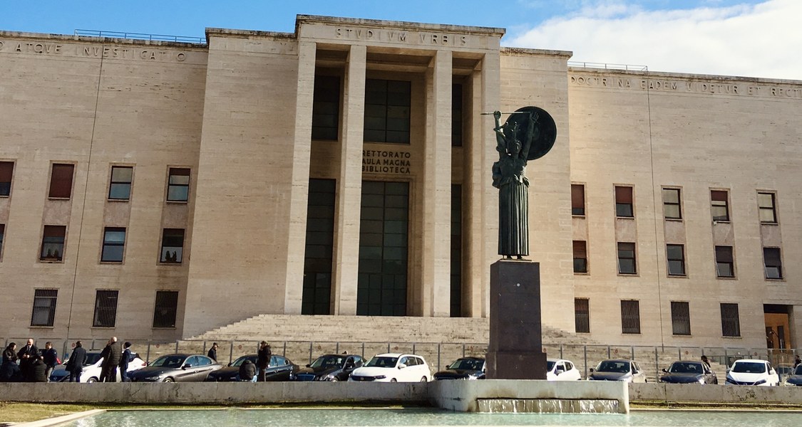 Das Rektoratsgebäude der Sapienza mit der Minervastatue.