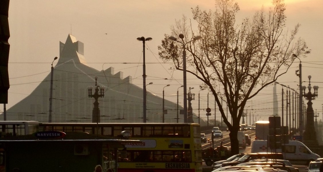 Sonnenuntergang in den Straßen von Riga.