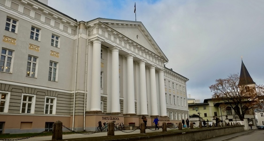 Blick auf das Hauptgebäude der Universität Tartu.