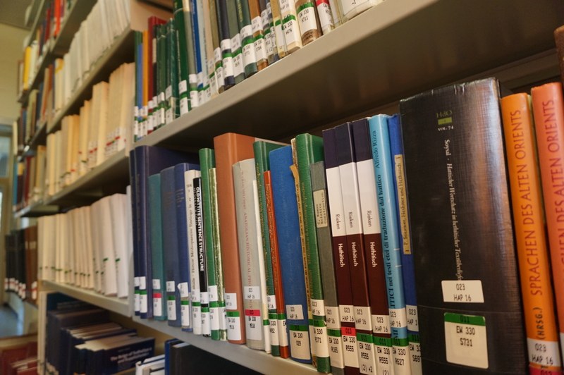 Regalreihe in der Bibliothek
