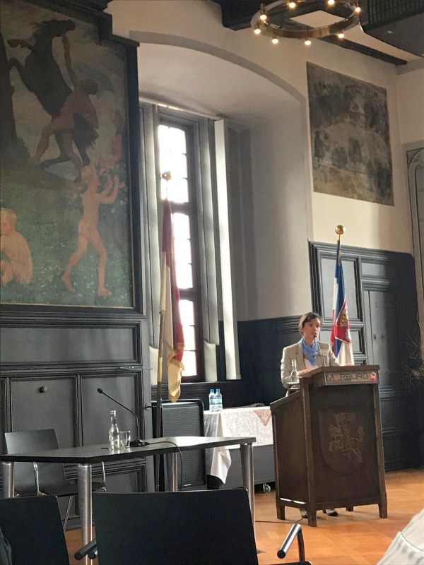 Carmen Birkle am Rednerpult im historischen Rathaussaal von Marburg