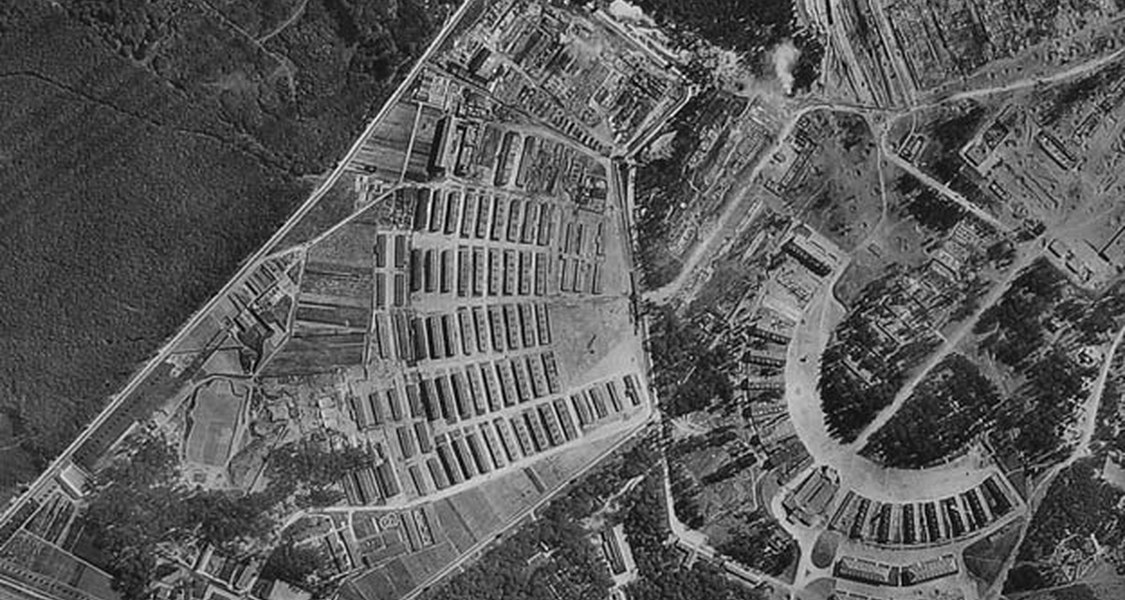 Luftaufnahme eines Konzentrationslagers