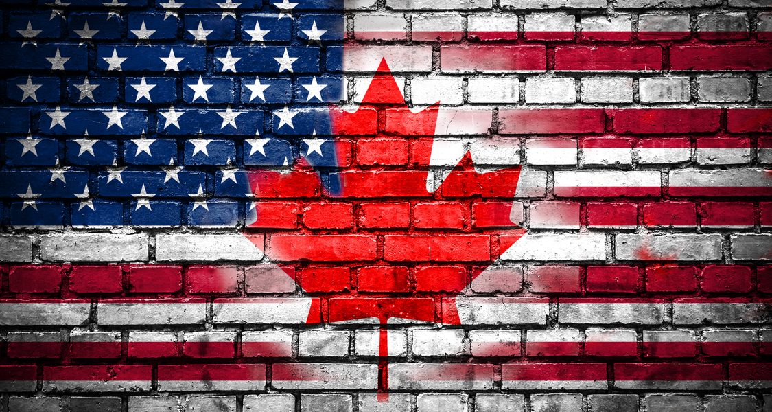 Flagge der USA mit durscheinendem Ahornblatt der Kanada-Flagge
