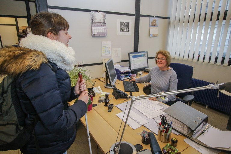 Blick in das Prüfungsbüro mit Studentin