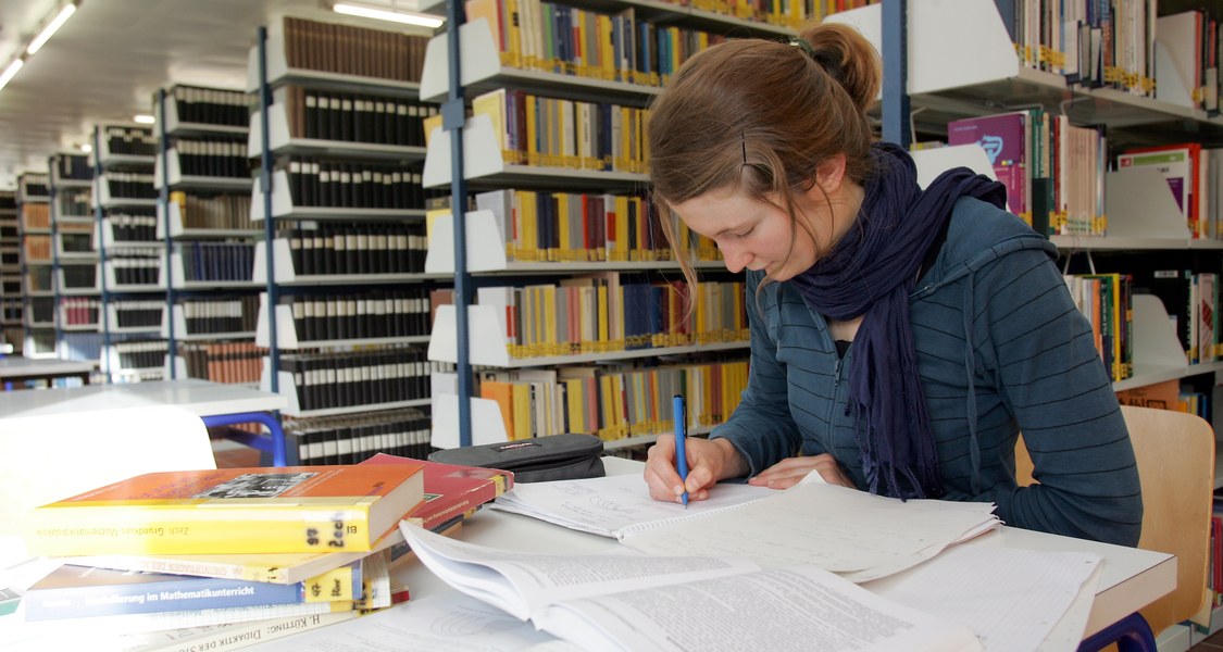 Studentin in der Bereichsbibliothek Mathematik und Informatik