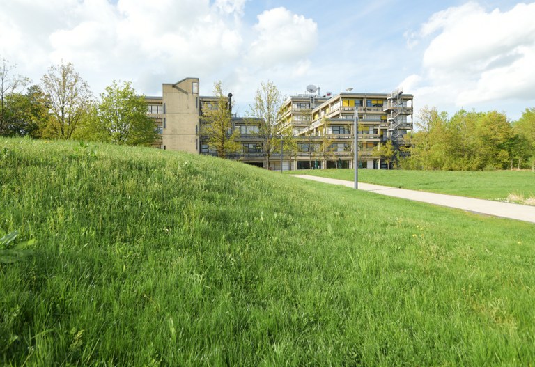 Mehrzweckgebäude Lahnberge Außenansicht (von Süden)