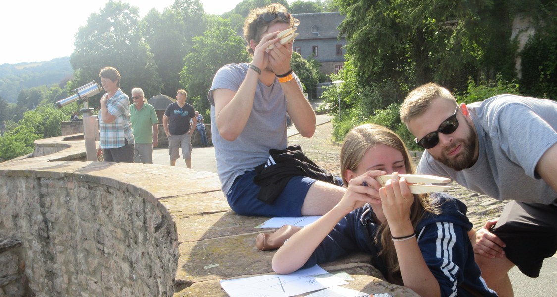 Schüler*innen bei der Mathematische Stadtführung auf dem Landgrafenschloss